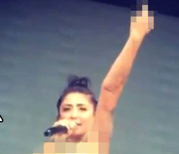 "Orta parmakçı" Melek Mosso'dan yeni şov! Hadi oradan edepsiz