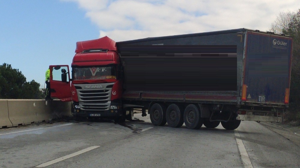 Orta refüje çarpan TIR yolu kapattı, trafik durdu 
