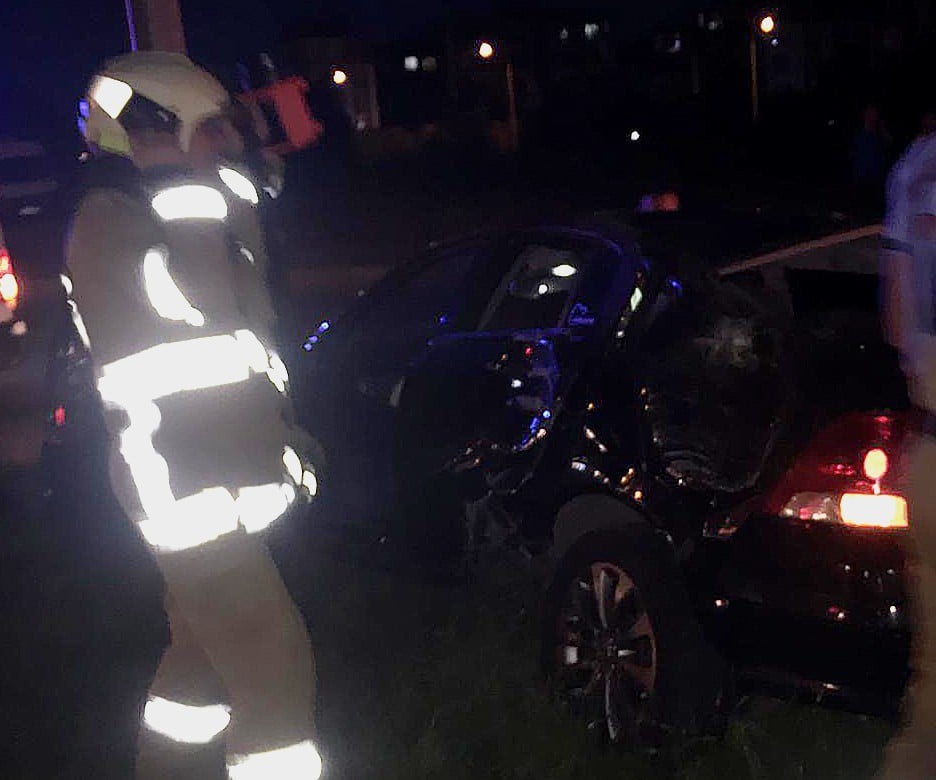 Orta refüje çıkan araçtan sürücü çıkmadı 