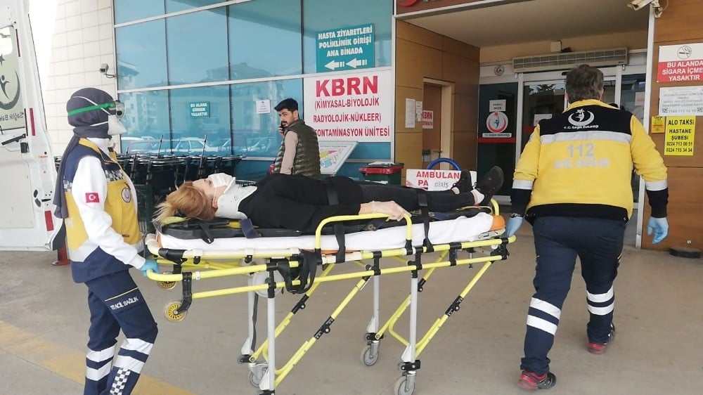 Orta refüje çıkan otomobildeki 1 kişi yaralandı 