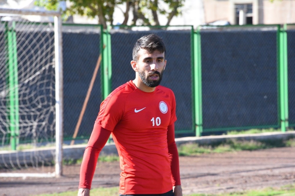 Orta saha oyuncusu süresiz kadro dışı bırakıldı 