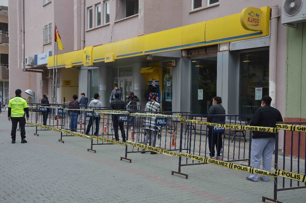 Ortaca’da polis ’sosyal mesafe’ için bariyer kurdu 