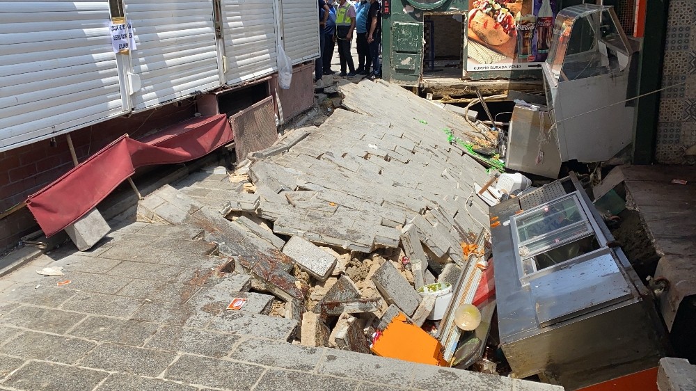 Ortaköy’de çöken yolda tahliye çalışmaları başladı 