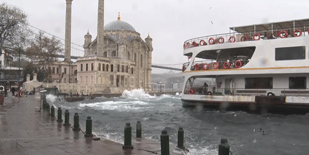 Ortaköy’de dalgalar kıyıyı dövdü