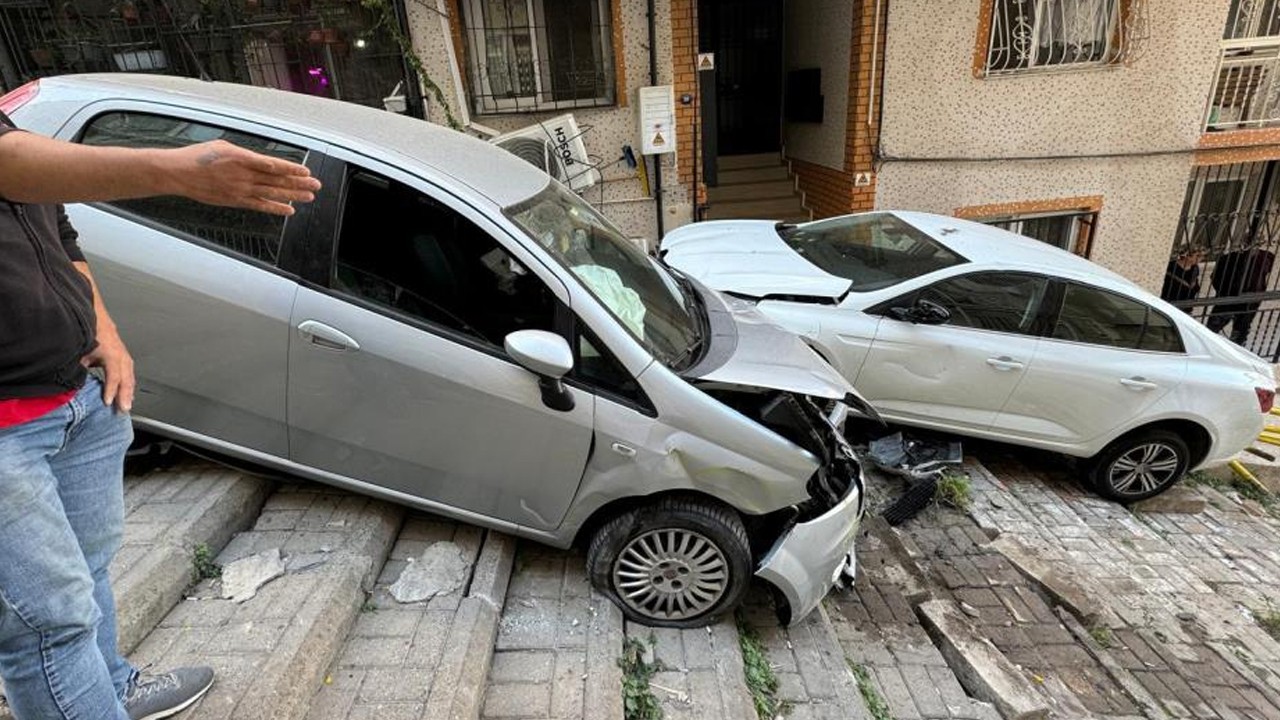 Ortalığı darmaduman etti! Hızla sokağa giren otomobil önüne gelen araçları biçti