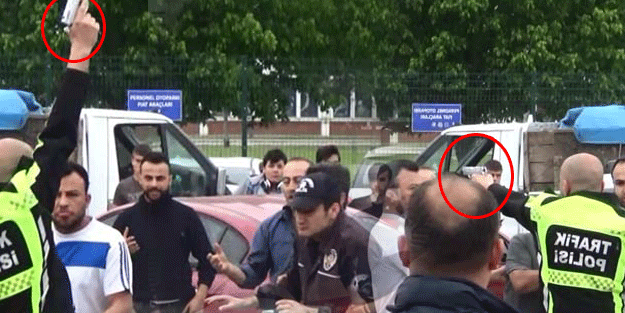 Ortalık bir anda karıştı! Polis silahını çekti…