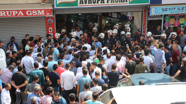 Ortalık fena karıştı! Polis havaya ateş açtı… Kaçak isyanı!