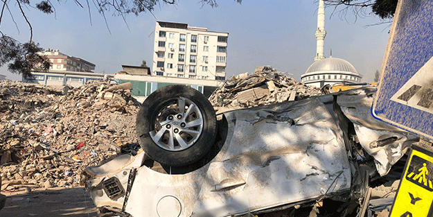 Ortalık savaş alanı gibi! Enkaz kaldırma çalışmaları sürüyor