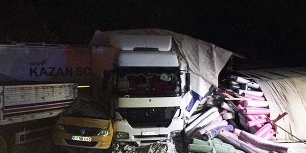 Ortalık savaş alanına döndü! Çok sayıda araç birbirine girdi