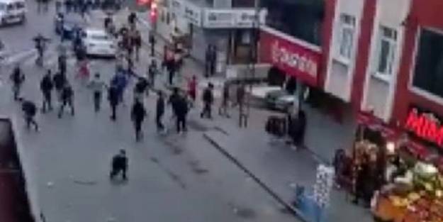 Ortalık savaş alanına döndü! Taş, satır, sopalar havada uçuştu