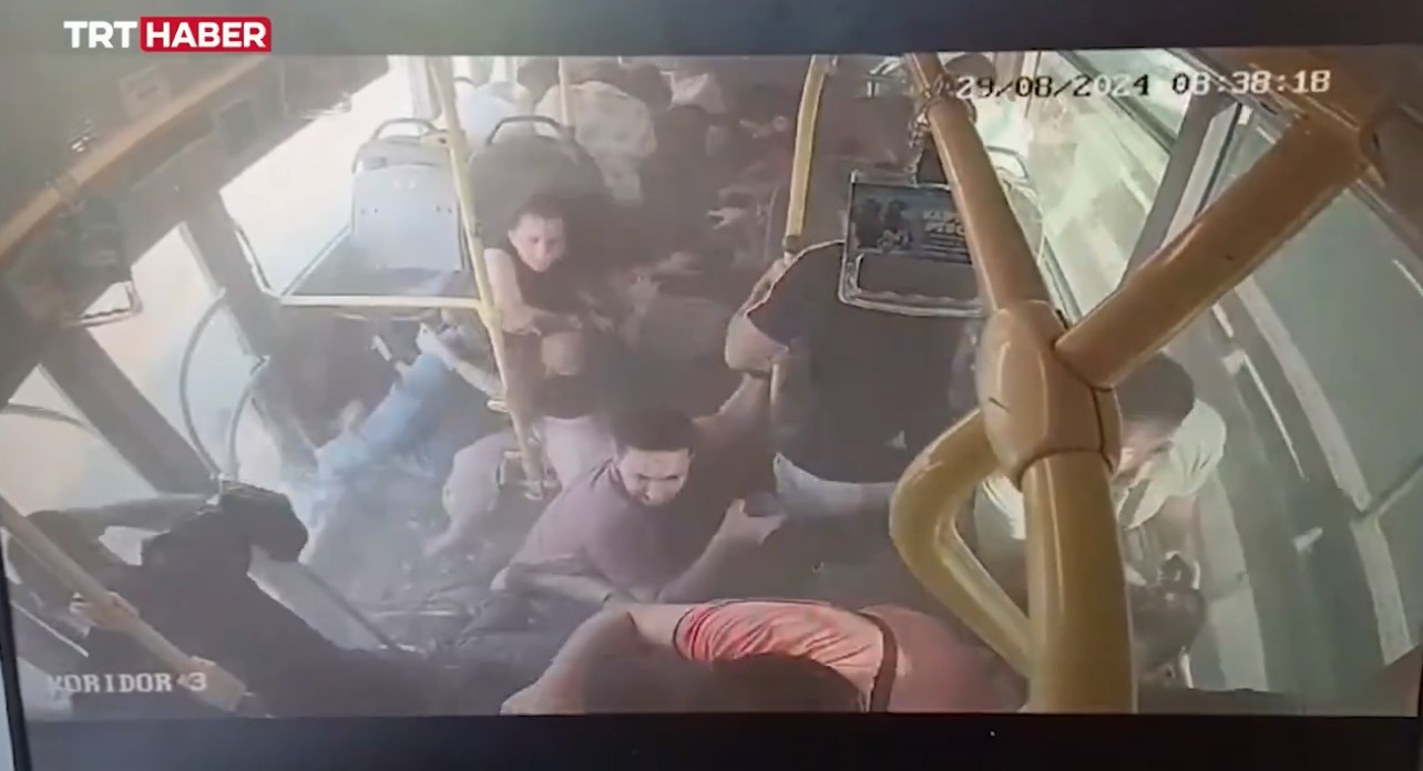 Ortalık toz duman oldu! Metrobüs kazasının araç içi görüntüleri ortaya çıktı