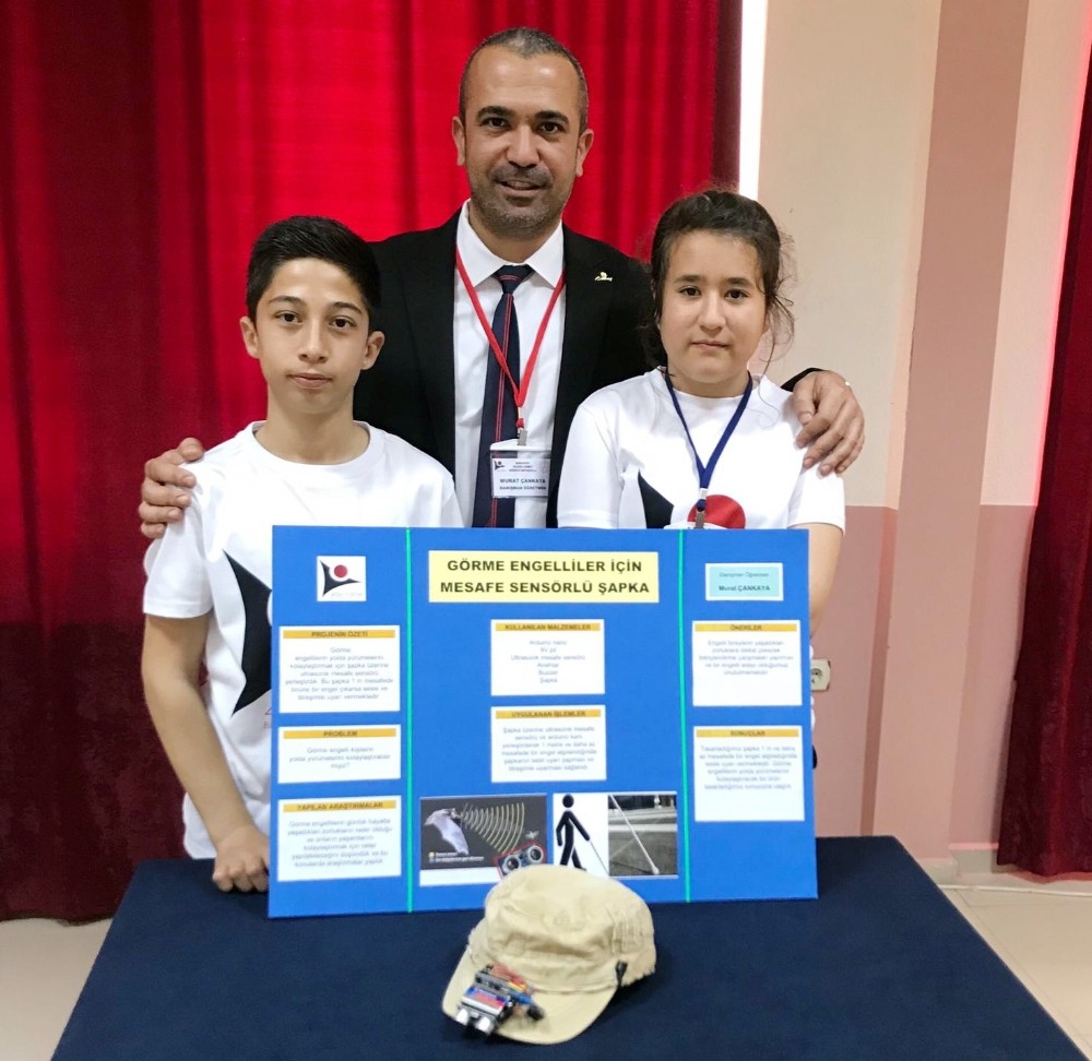 Ortaokul öğrencileri görme engelliler için titreşimli şapka yaptı 