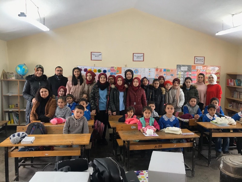 Ortaokul öğrencileri, ilkokul öğrencilerine atkı ve bere ördü 