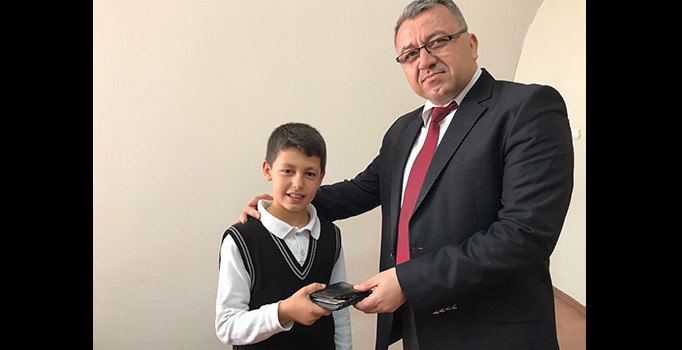 Ortaokul öğrencisi bulduğu parayı sahibine teslim etti