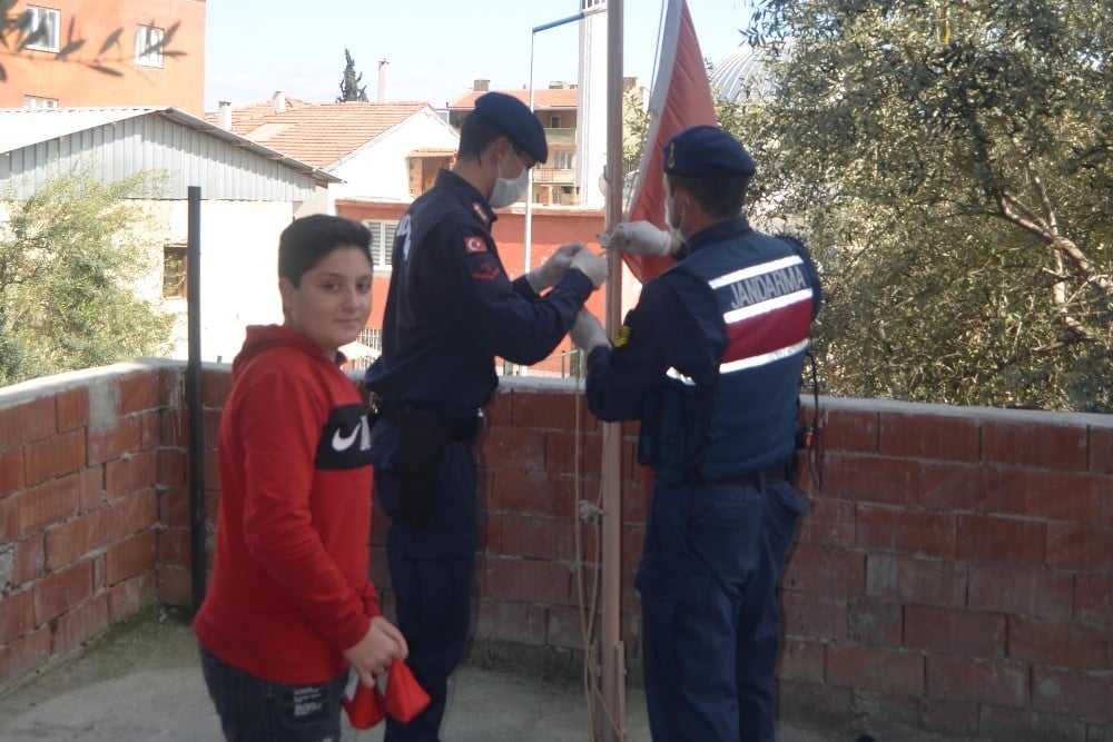 Ortaokul öğrencisinin bayrak isteği yerine getirildi 