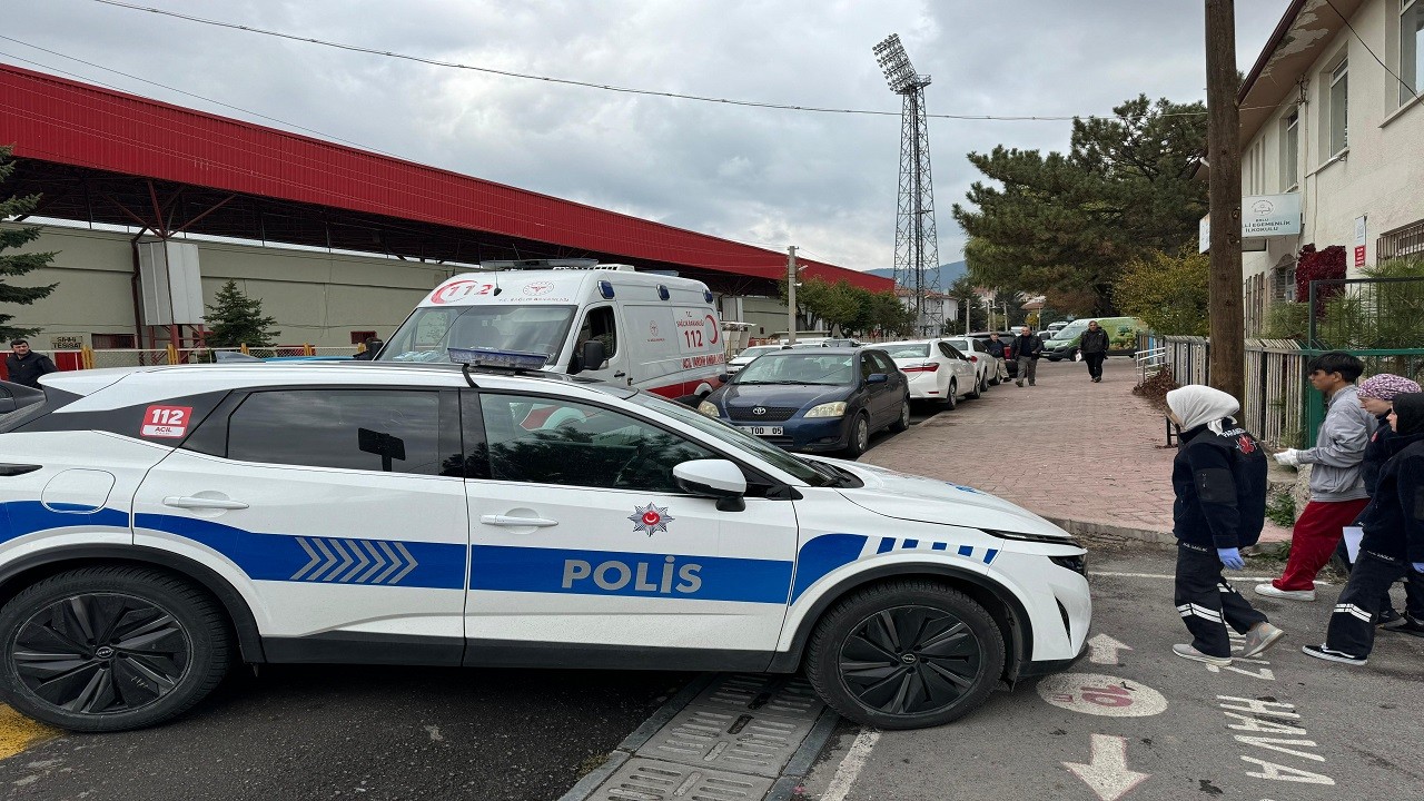 Ortaokulda bıçaklı kavga: 1 yaralı