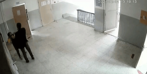 Ortaokulda skandal görüntüler! Öğrenciye yumruk atıp boğazını sıktı