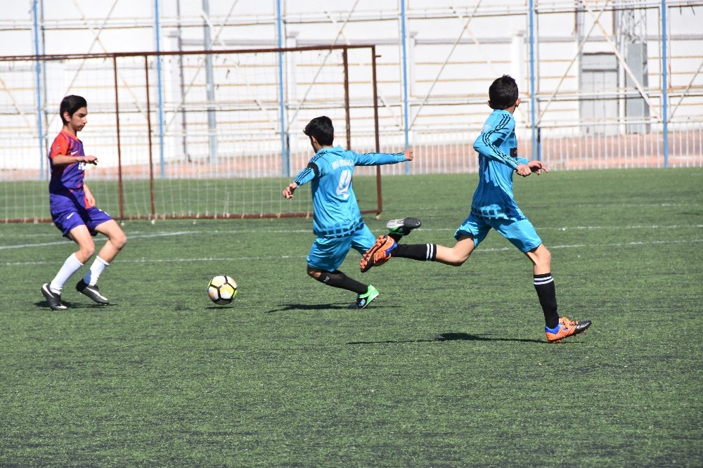 Ortaokullar arası futbol turnuvası başladı 