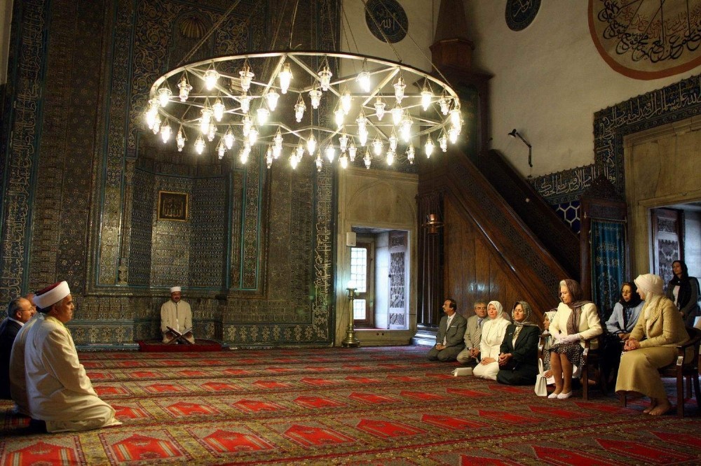 Ortaylı’nın, Kraliçe’nin Yeşil Cami ziyaretindeki Kur’an tilaveti eleştirisine Prof. Ay’dan cevap 