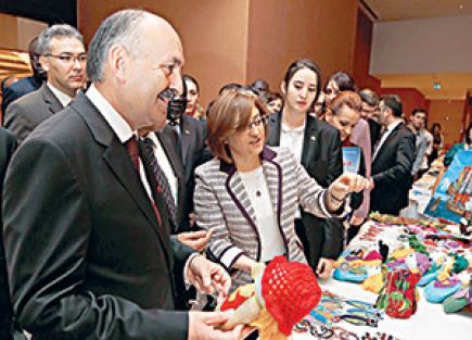 ‘Örtü artık sorun olmaktan çıkmalı’