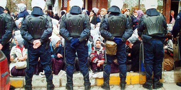 Örtülü eşler lojmana bagajda girebildi!