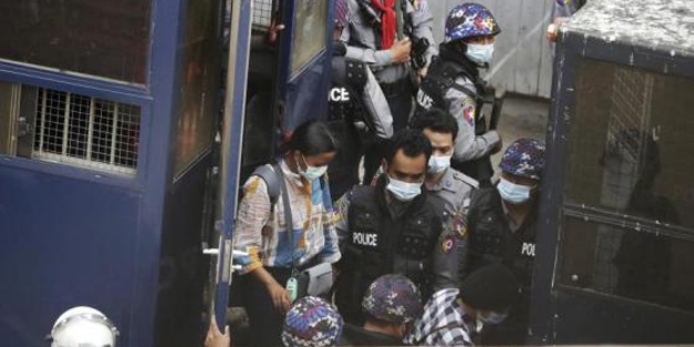 Oruç tutan gazeteciyi hücreye attılar