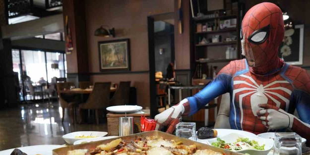 Örümcek adam! Kostümü ile Türkiye'ye tura çıktı: O ilimizin yemeklere hayran kaldı