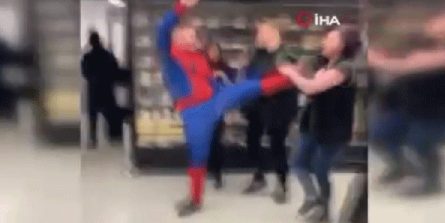 Örümcek adam kostümlü şahıs ortalığı birbirine kattı