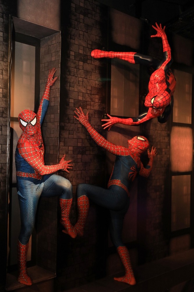 Örümcek adamlar iplerle çatıdan sarktı; örümcek adam yeni evindeki yerini aldı 