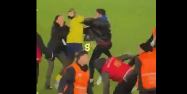 Osayi Samuel'in Trabzonsporlu taraftara vurduğu anların en net görüntüsü