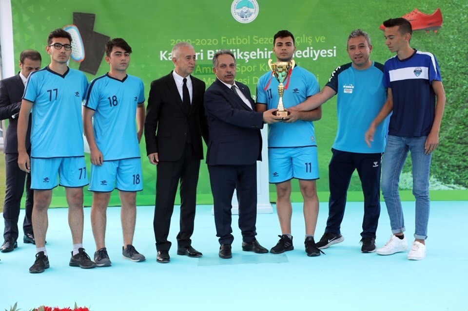 OSB Atletikspor 4 kupa aldı 