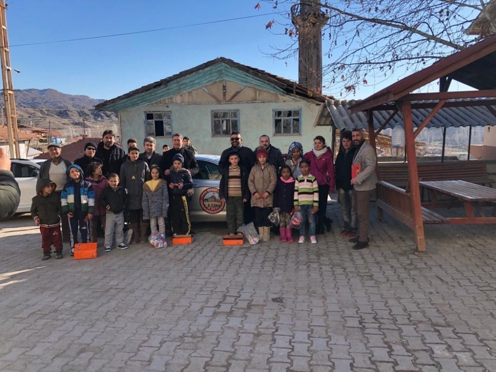OSDEF’den köy çocuklarına mont ve bot yardımı 