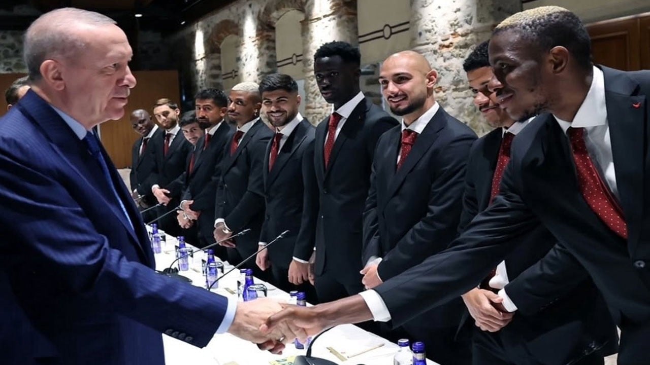 Osimhen de Ak Parti’li çıktı: Sizinle tanışmak için kupayı kazanmak zorundaydık!