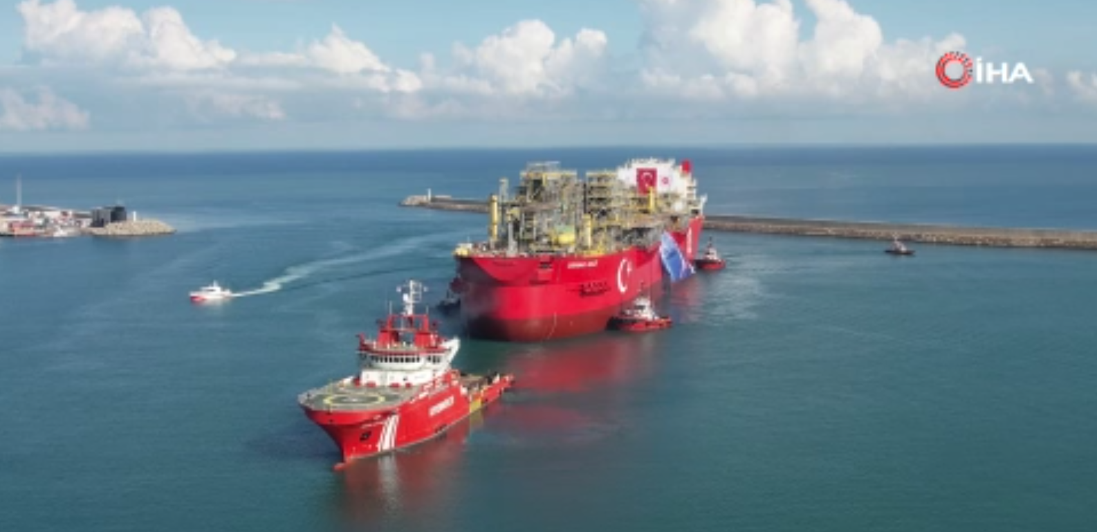 Osman Gazi yüzer gaz üretim platformu limanda yerini aldı