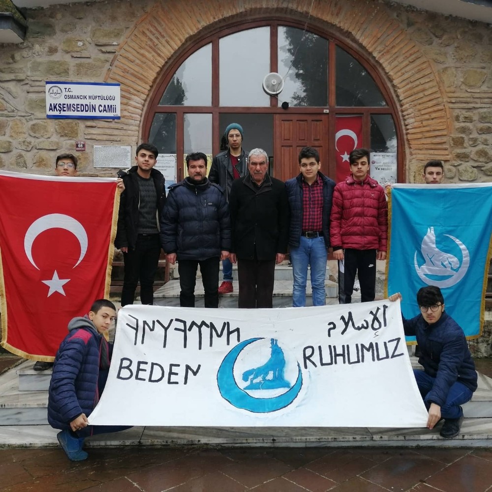 Osmancık’lı gençler ilçedeki camileri temizliyor 