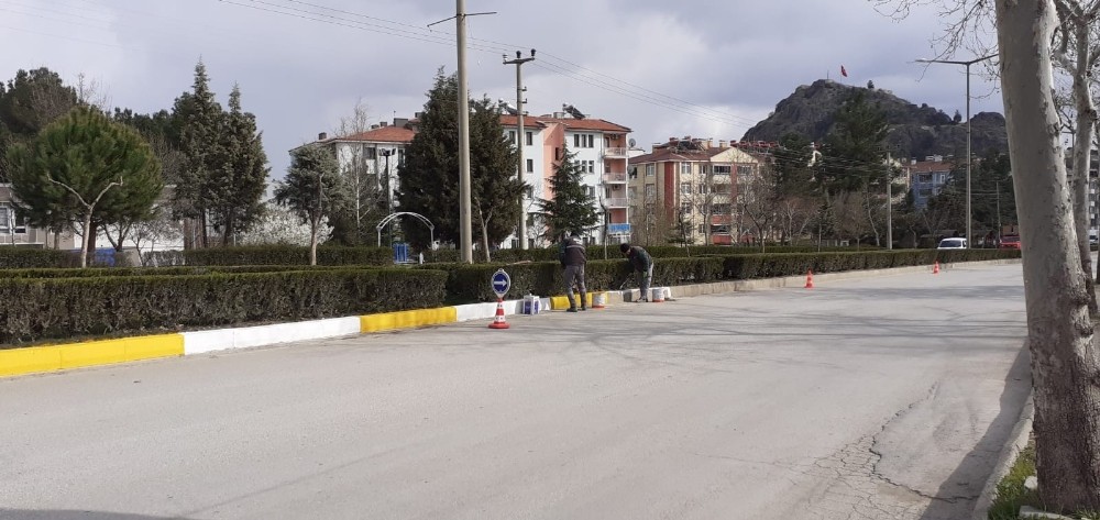Osmancık’ta bordürler boyanıyor 