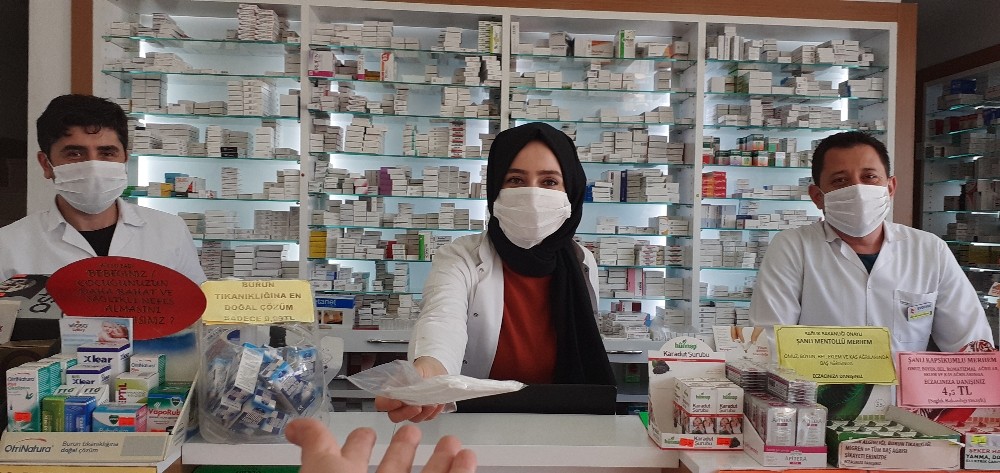 Osmancık’ta eczanelerde ücretsiz maske dağıtımı başladı 