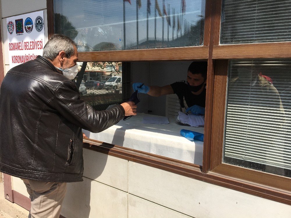 Osmaneli Belediyesi ürettiği maskeleri ücretsiz dağıtmaya devam ediyor 