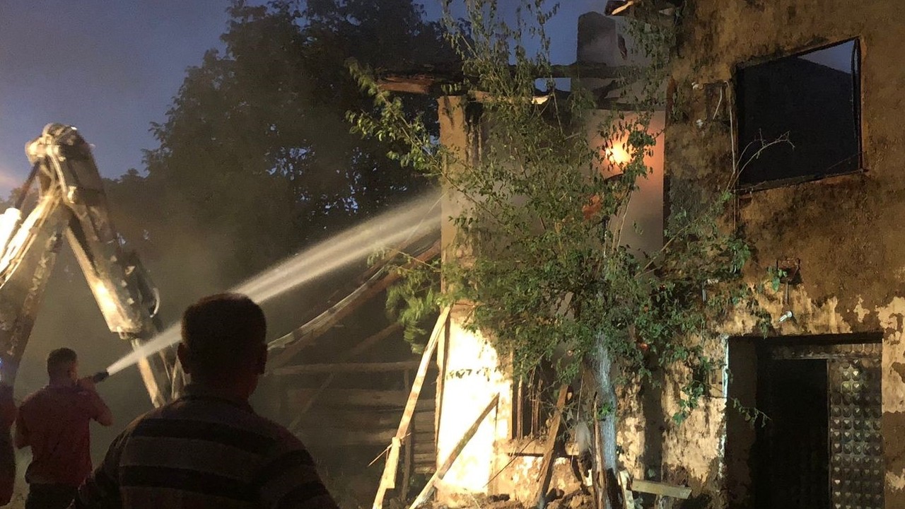 Osmaneli’de Metruk Evde Yangın: Alevler Komşu Evleri Tehdit Etmeden Söndürüldü