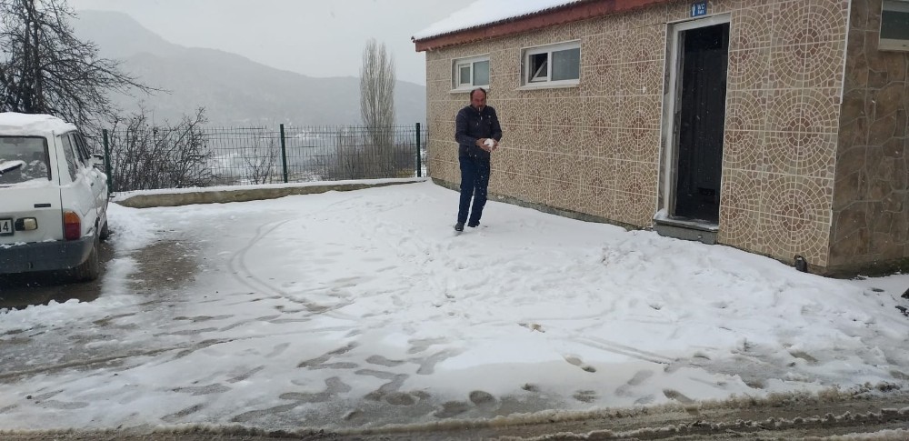 Osmaneli’nin yüksek kesimleri beyaza büründü 