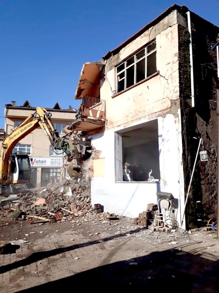 Osmangazi Belediyesi metruk binayı yıktı 
