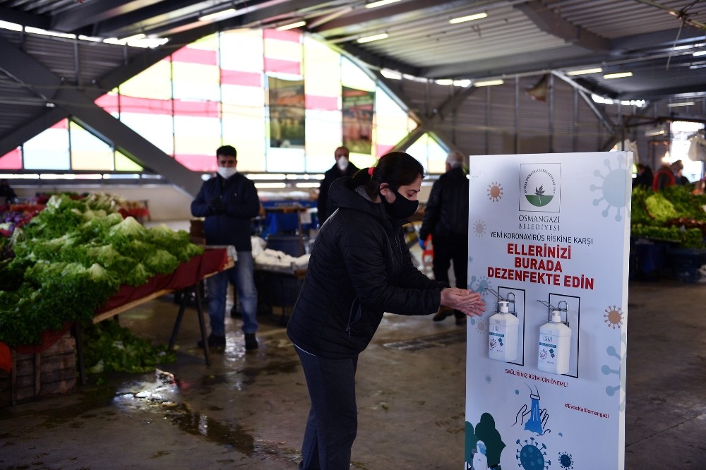 Osmangazi Belediyesi’nden pazar yerlerine el dezenfektanı 