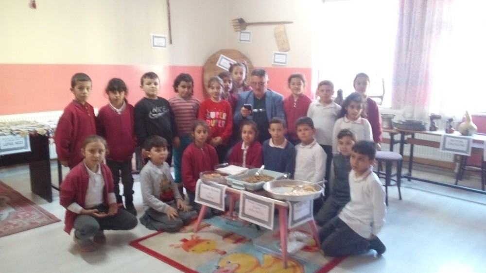 Osmangazi İlkokulu’nda ’Geçmişten Günümüze Sınıf Müzesi’ açıldı 