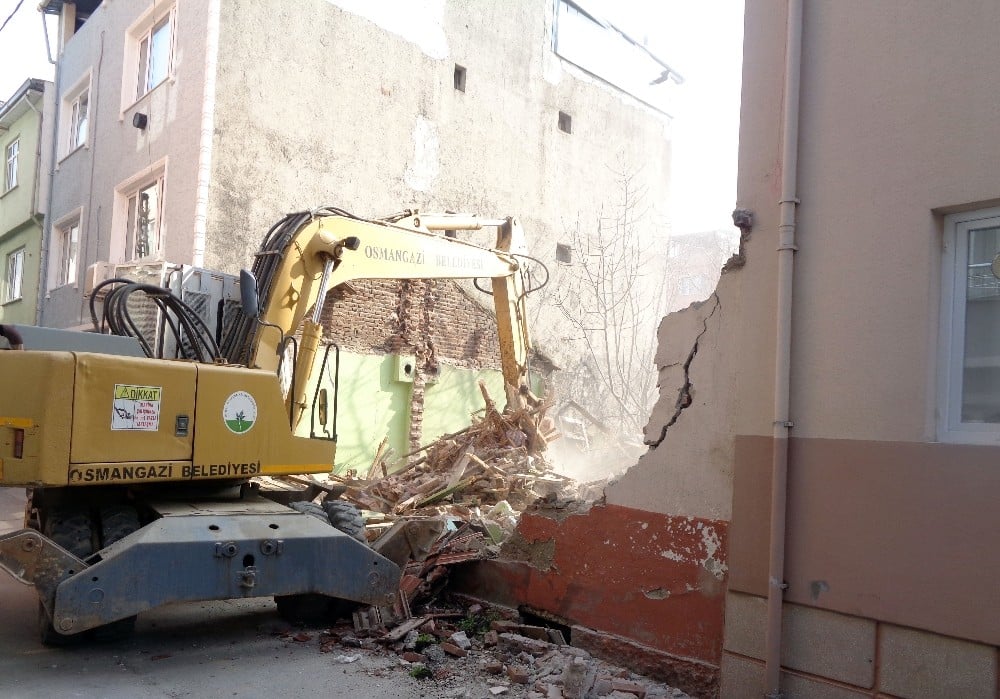 Osmangazi metruk binalardan temizleniyor 