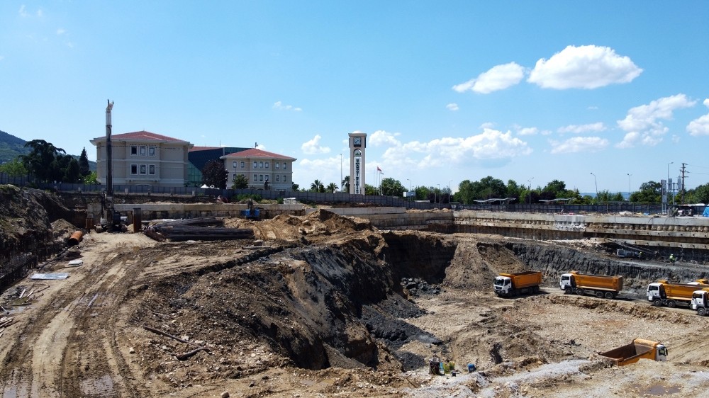 Osmangazi Meydanı hızla ilerliyor 