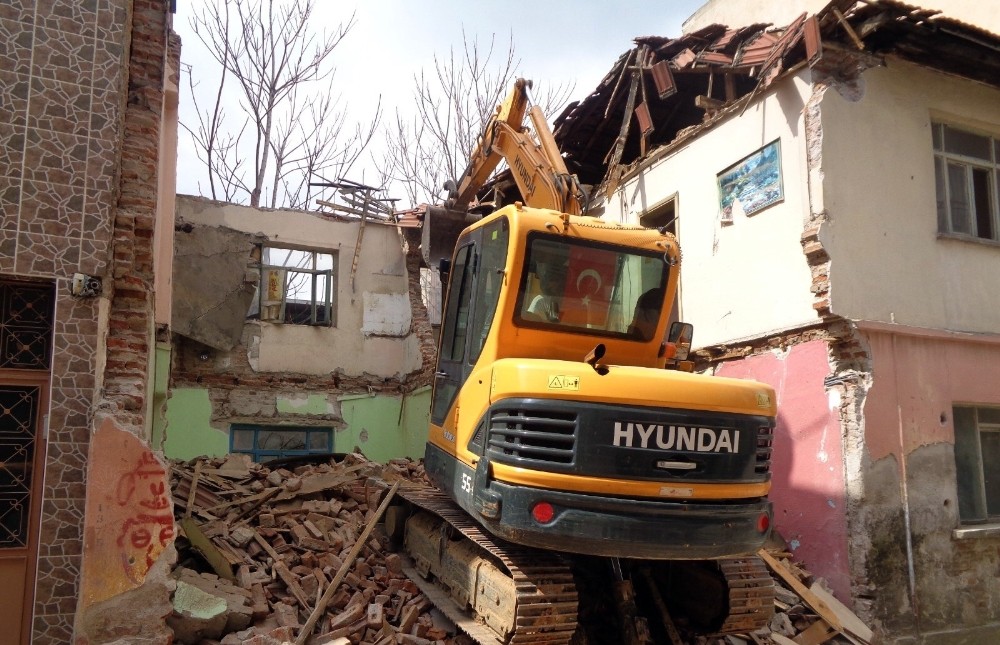 Osmangazi’de 2 katlı metruk bina yıkıldı 