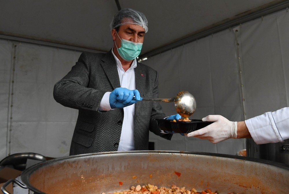 Osmangazi’de her gün bin 260 haneye sıcak yemek 