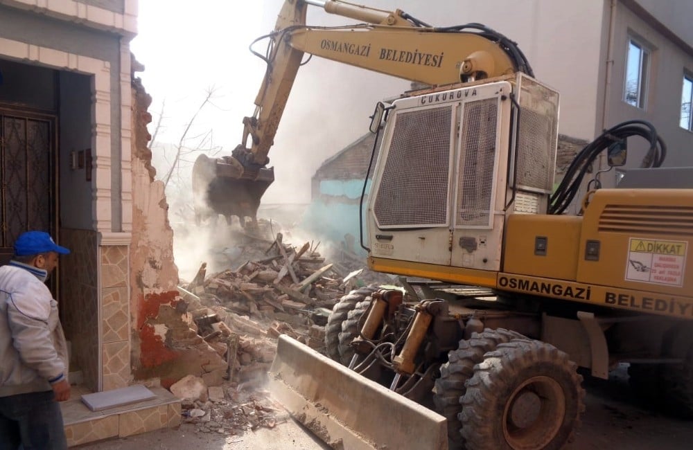 Osmangazi’de metruk binalar tek tek yıkılıyor 