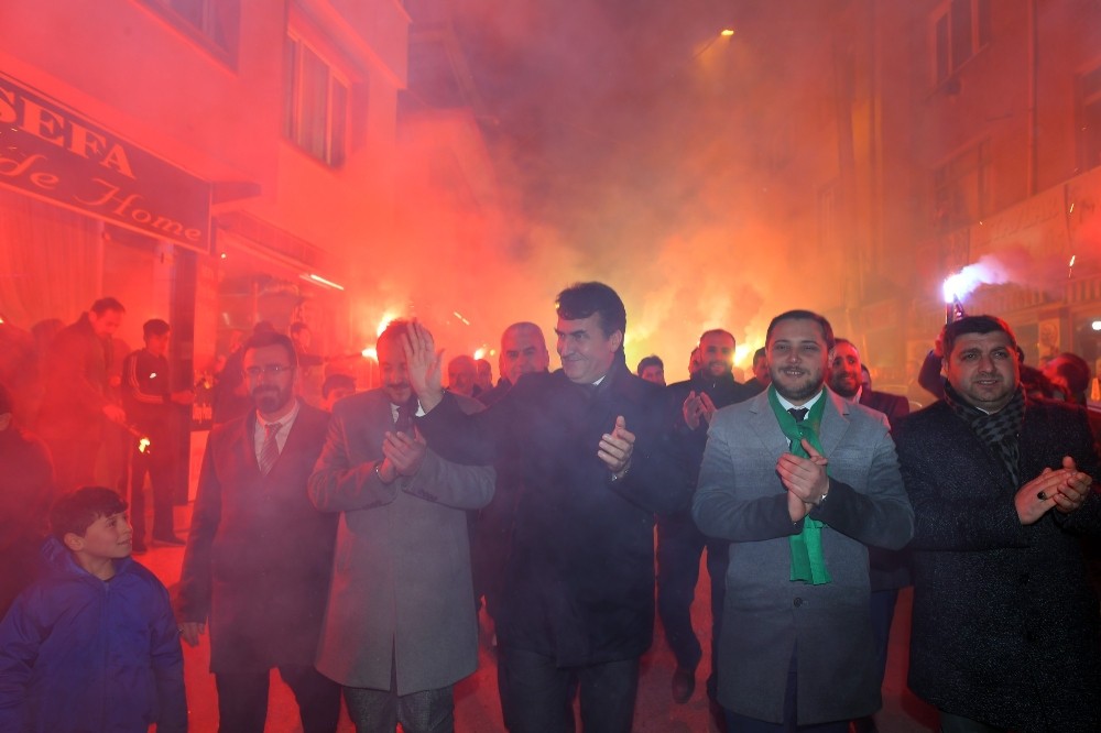 Osmangazi’de seçim bürosu açılışı mitinge dönüştü 