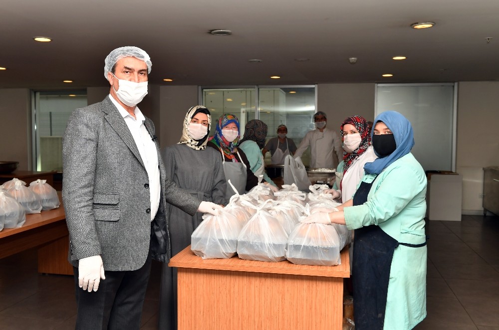 Osmangazi’de sıcak yemek dağıtımı başladı 